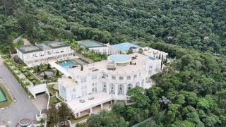 18 quartos, hangar para 4 aeronaves e mais: bilionária, maior mansão de luxo do Brasil tem famosa apresentadora de TV como dona. Descubra quem é!