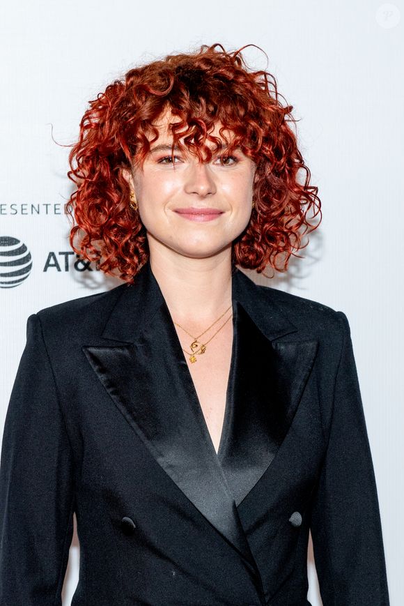 Enquanto isso, na vida real, Jessie Buckley mostrava ser uma verdadeira camaleoa