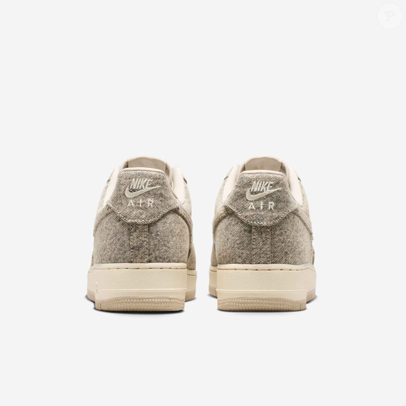 O Nike Air Force 1 mostra que um tênis neutro não precisa ser necessariamente branco ou marrom: a tonalidade "folha de papel reciclado" acrescenta personalidade ao look sem dificultar as combinações.