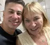 O jovem Noé, de 24 anos, afirmou namorar Eva Michaelichen, mãe da apresentadora Eliana, de 87 anos, e chamou a atenção de Leo Dias ao garantir que seus sentimentos são verdadeiros. A diferença de 63 anos entre os dois despertou curiosidade e levantou questionamentos sobre o romance