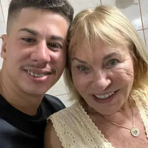 O jovem Noé, de 24 anos, afirmou namorar Eva Michaelichen, mãe da apresentadora Eliana, de 87 anos, e chamou a atenção de Leo Dias ao garantir que seus sentimentos são verdadeiros. A diferença de 63 anos entre os dois despertou curiosidade e levantou questionamentos sobre o romance