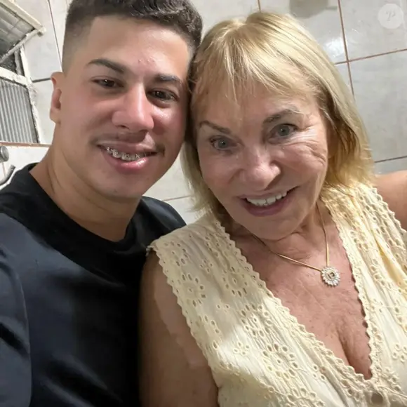 O jovem Noé, de 24 anos, afirmou namorar Eva Michaelichen, mãe da apresentadora Eliana, de 87 anos, e chamou a atenção de Leo Dias ao garantir que seus sentimentos são verdadeiros. A diferença de 63 anos entre os dois despertou curiosidade e levantou questionamentos sobre o romance