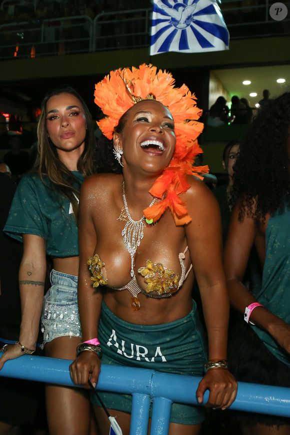 Ex-BBB chamou atenção nas frisas da Marquês de Sapucaí com produção sexy