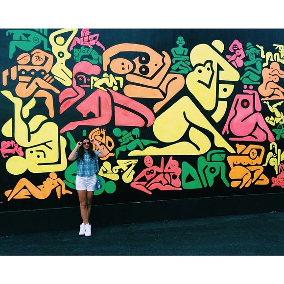 De férias da TV, Bruna Marquezine curte uns dias em Miami com look estiloso