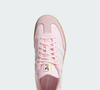 Quem procura uma alternativa aos sapatos tradicionais de casamento pode encontrar no Adidas Samba floral uma inspiração para compor o look de noiva sem salto alto. O modelo combina a identidade esportiva da marca com flores bordadas, detalhe que pode conversar com vestidos românticos e produções em tons de rosa