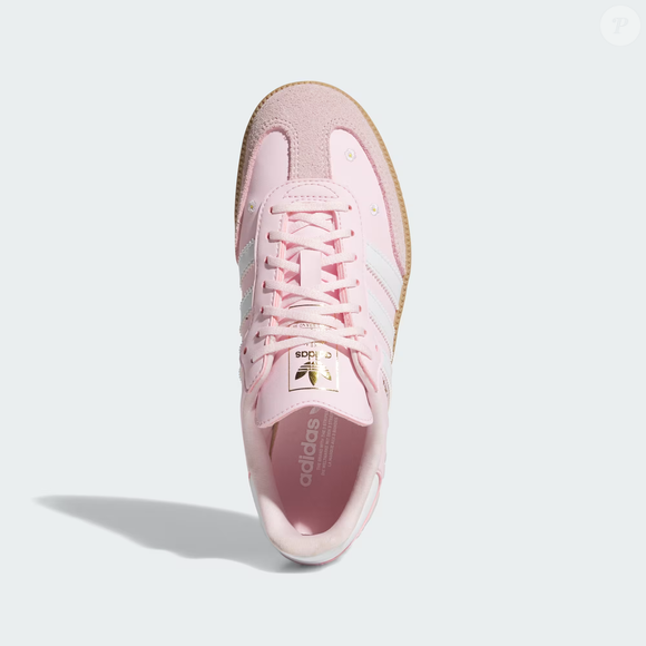 Quem procura uma alternativa aos sapatos tradicionais de casamento pode encontrar no Adidas Samba floral uma inspiração para compor o look de noiva sem salto alto. O modelo combina a identidade esportiva da marca com flores bordadas, detalhe que pode conversar com vestidos românticos e produções em tons de rosa