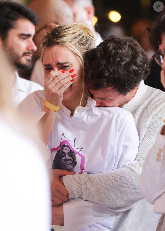 Velório de Preta Gil: Carolina Dieckmmann foi consolada pelo marido, Tiago Worcman, ao dar adeus à amiga