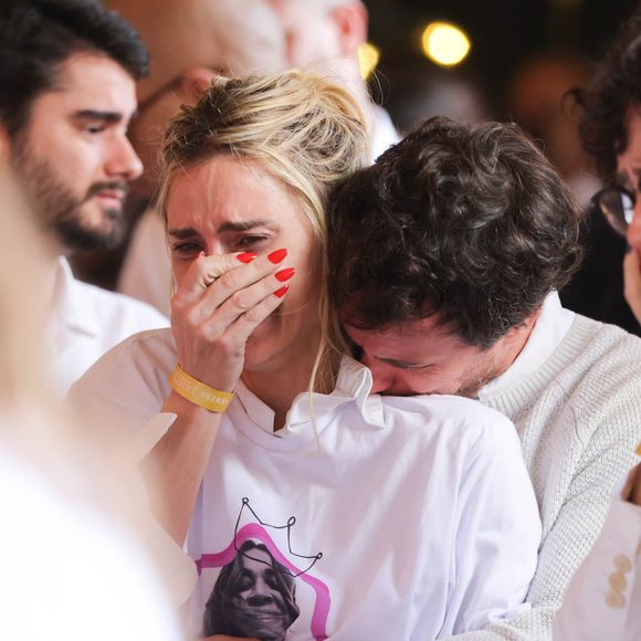 Velório de Preta Gil: Carolina Dieckmmann foi consolada pelo marido, Tiago Worcman, ao dar adeus à amiga