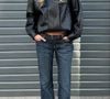 O Nike Manoa ganha força quando combinado com calça jeans escura, criando um visual urbano elegante e perfeito para os dias frios. A estética monocromática ajuda a alongar a silhueta e reforça o estilo moderno