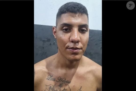 Breno de Souza Castro tem uma tatuagem com o nome da filha mais velha logo acima do peito