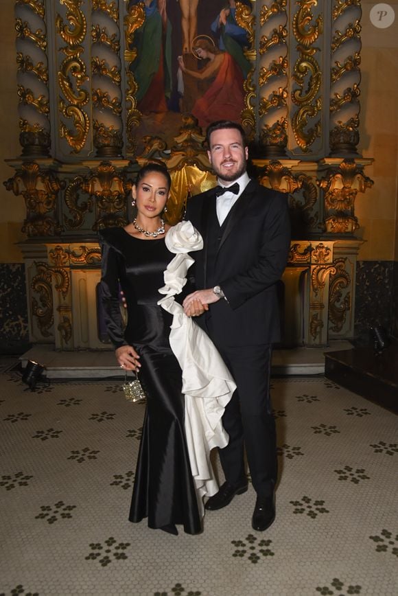 Com Thiago Nigro, Maira Cardi surgiu com um vestido preto com aplicação de flor no ombro e babados esculturais em tom off-white que descem em cascata pela lateral do corpo