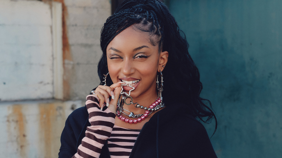 Eu odiava e achava com cara infantil, até conhecer o novo Converse da Hello Kitty, que é o 'it item' mais fofo e nostálgico de 2026