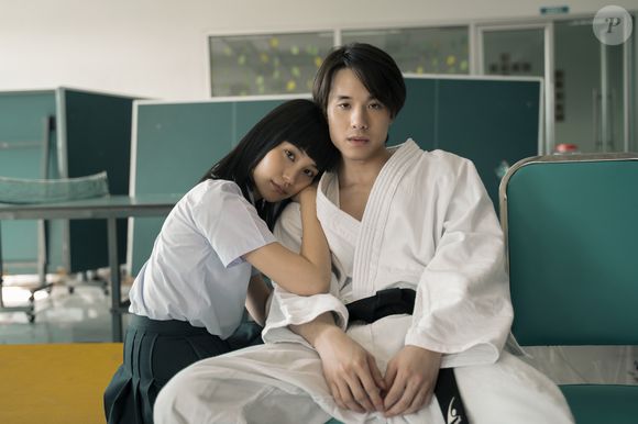 'Garota de Fora: Recomeço': Nanno, agora vivida por Becky Armstrong, se infiltra em novas escolas para expor abusos de poder e hipocrisias, expondo segredos e conflitos do ambiente escolar