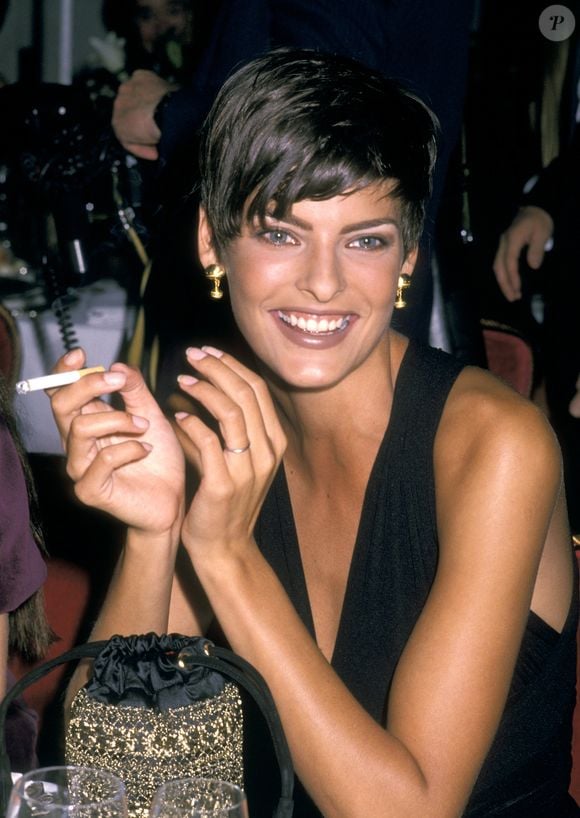 Linda Evangelista adotou, em 1989, um pixie volumoso, com topo repicado, laterais afuniladas e bastante movimento, acompanhando a estética marcante das supermodelos dos anos 1980