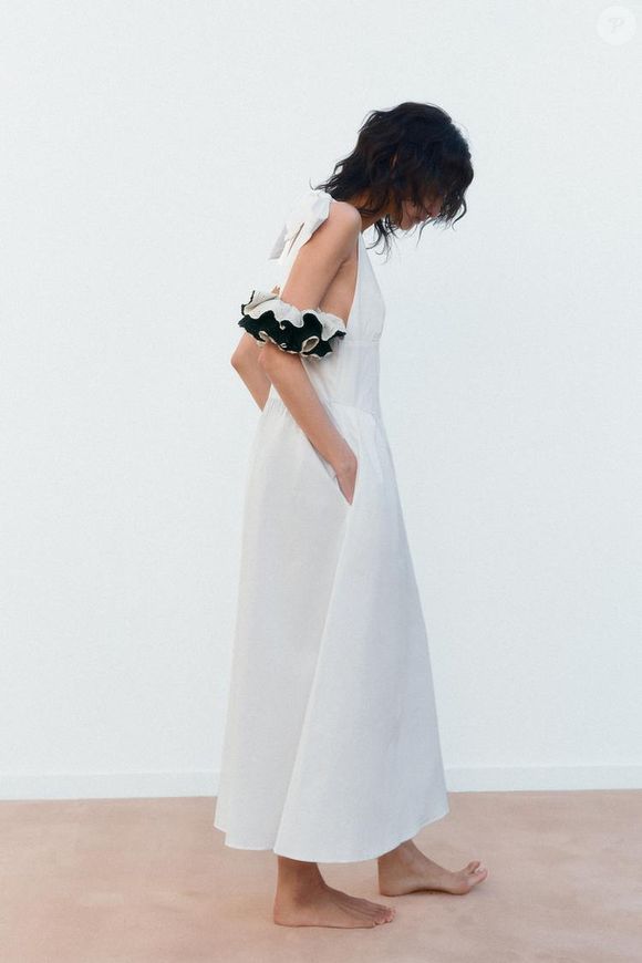 O modelo, com acabamento em renda e alças largas ajustáveis por laço, foi encontrado na Zara por R$ 209,00