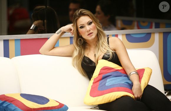A ex-BBB Josy Oliveira morreu após sofrer AVC; a cantora e psicóloga teve ainda um aneurisma e ficou em coma