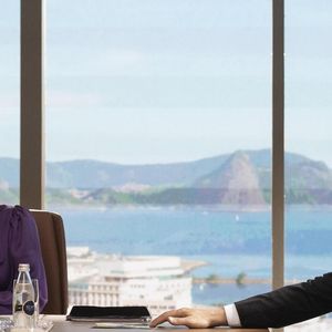 Odete Roitman (Debora Bloch) ameaça Ivan (Renato Góes) com um processo