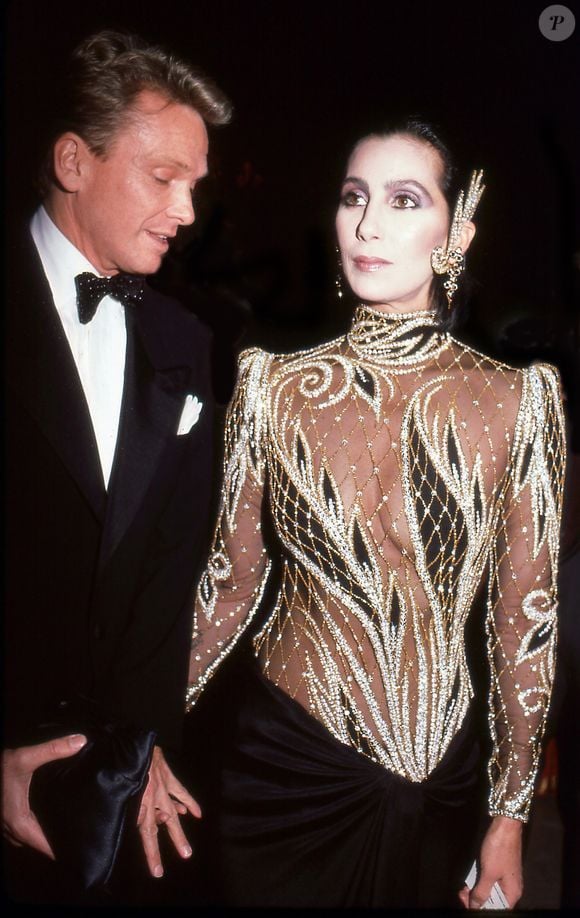 O designer Bob Mackie e a cantora e atriz Cher durante o Costume Institute Gala, realizado no Metropolitan Museum of Art, em Nova York, em 1985. Segundo mensagem divulgada nas redes sociais do estilista e reproduzida pelo Hindustan Times, ele viveu seus 87 anos realizando o sonho de trabalhar como designer de moda e figurinista.
