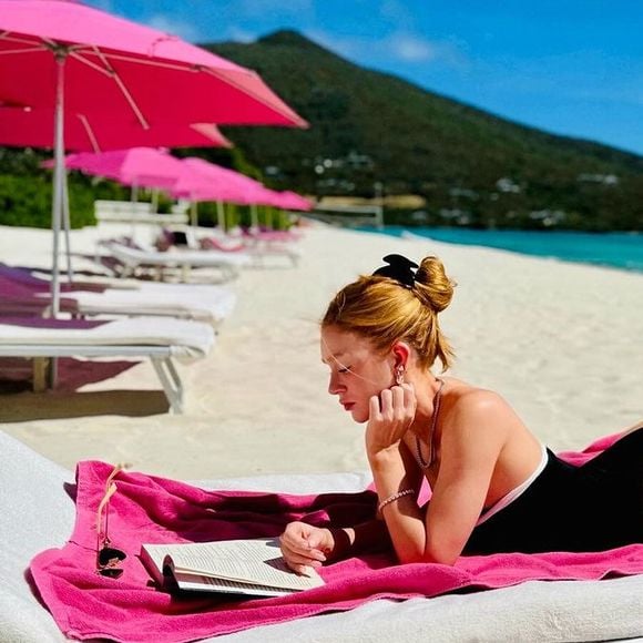 Marina Ruy Barbosa também cuida da sua saúde mental com leituras - ela é tão apaixonada que leva livros para a praia!