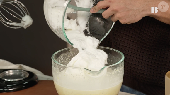 Por fim, acrescente as claras em neve e as incorpore à massa até misturar bem