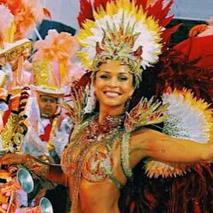 Grazi Massafera teve sua sandália cortada em desfile na Grande Rio em 2007