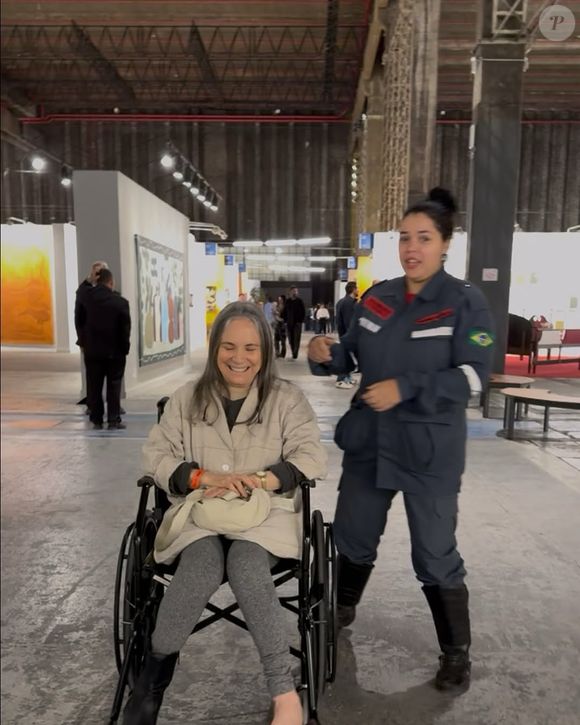 Regina Duarte recorreu a cadeira de rodas por conta de bolha em um dos dedos do pé: 'Bota maligna'