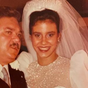 Foto de Narcisa vestida de noiva; socialite posa com um amigo em casamento com Boninho