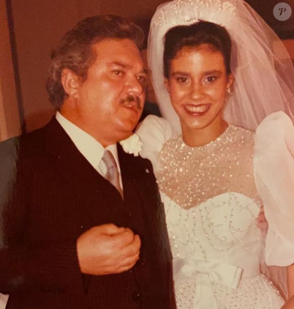 Foto de Narcisa vestida de noiva; socialite posa com um amigo em casamento com Boninho