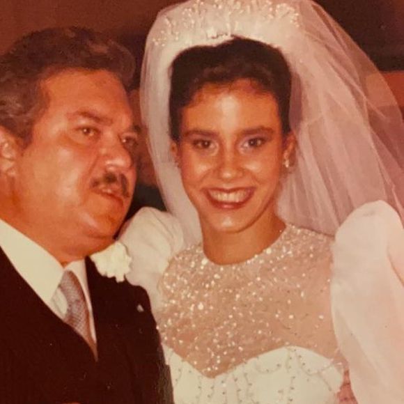 Foto de Narcisa vestida de noiva; socialite posa com um amigo em casamento com Boninho