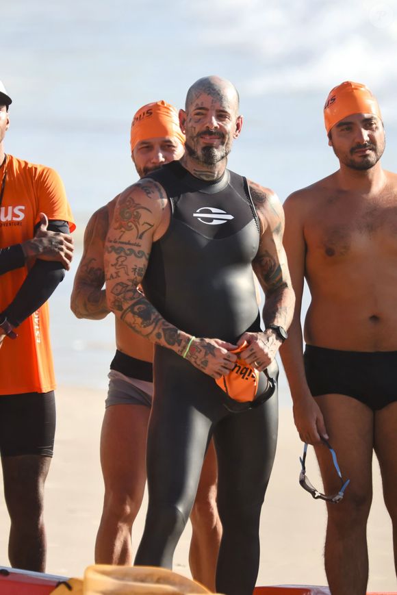 Tico Santa Cruz aproveitou a manhã desta quinta-feira (22) para se refrescar no mar do Rio