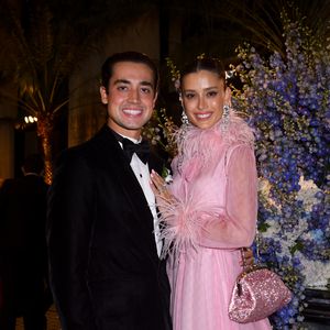 Entre cores cremosas, neutras e intensas, a temporada reforça uma estética de sofisticação discreta, ideal para eventos e produções refinadas