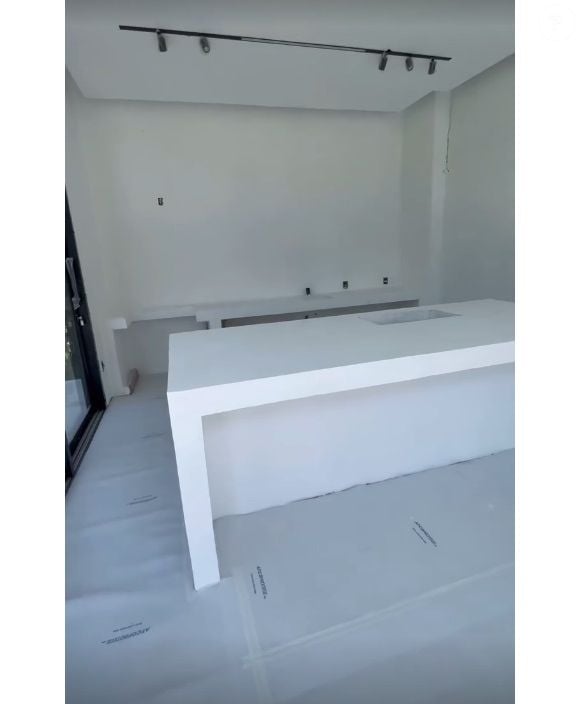 BBB 26 Jonas Sulzbach mostrou na web vários detalhes da casa de luxo, ainda em obras