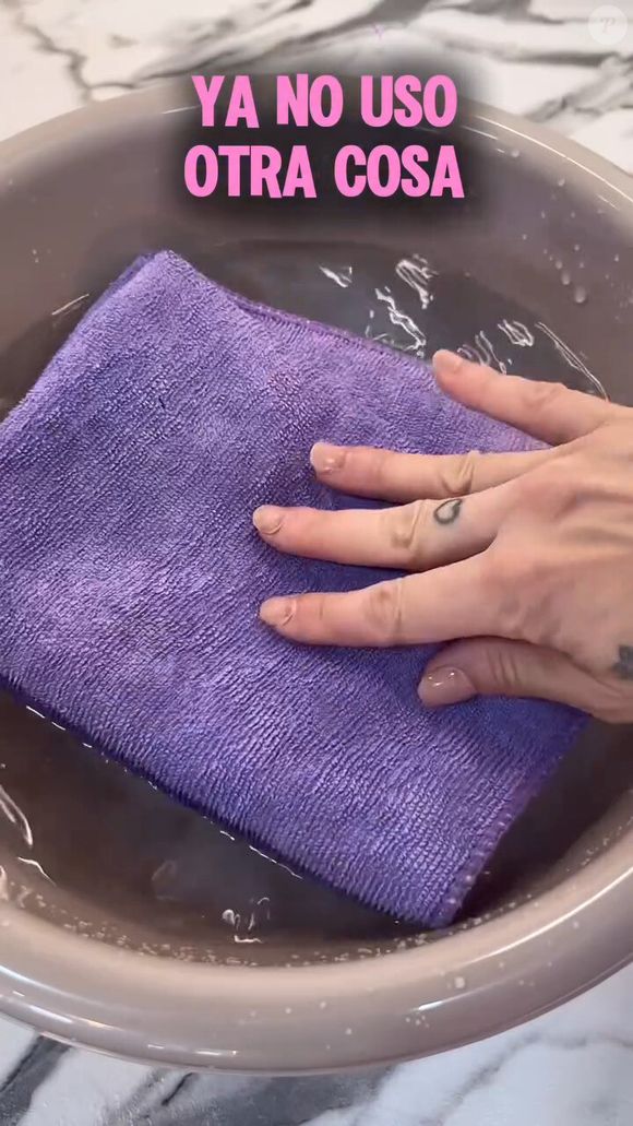 A especialista recomenda encher uma bacia com água morna e uma pequena quantidade de amaciante de roupas, mergulhar um pano e torcê-lo muito bem, de modo que ele fique úmido, mas sem pingar