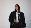 Bruna Biancardi elegeu um maxi blazer da Gucci e uma calça jeans na cor preta para lá de estilosa da Loewe, uma casa de moda de luxo espanhola especializada em artigos de couro, roupas, perfumes e outros acessórios.