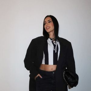 Bruna Biancardi elegeu um maxi blazer da Gucci e uma calça jeans na cor preta para lá de estilosa da Loewe, uma casa de moda de luxo espanhola especializada em artigos de couro, roupas, perfumes e outros acessórios.