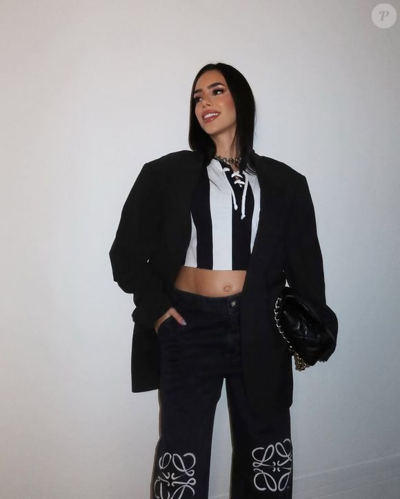 Bruna Biancardi elegeu um maxi blazer da Gucci e uma calça jeans na cor preta para lá de estilosa da Loewe, uma casa de moda de luxo espanhola especializada em artigos de couro, roupas, perfumes e outros acessórios.