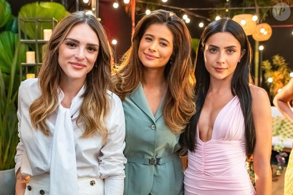 Isabelle Drummond em foto da gravação da vinheta de fim de ano da Globo com Isadora Cruz e Jade Picon
