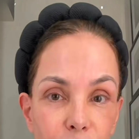 O truque de skincare coreano que Carolina Ferraz, aos 58 anos, aprendeu com uma expert coreana para rejuvenescer até 10 anos enquanto dorme