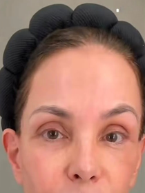 O truque de skincare coreano que Carolina Ferraz, aos 58 anos, aprendeu com uma expert coreana para rejuvenescer até 10 anos enquanto dorme