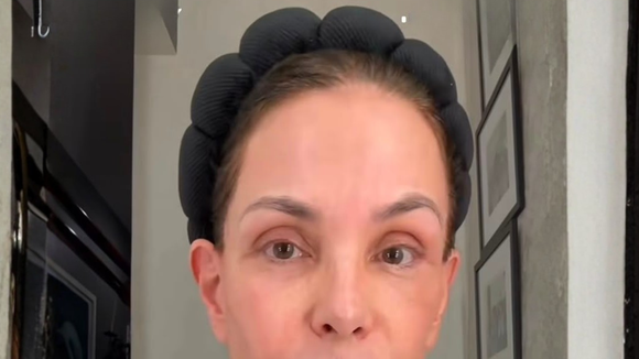 O truque de skincare coreano que Carolina Ferraz, aos 58 anos, aprendeu com uma expert coreana para rejuvenescer até 10 anos enquanto dorme
