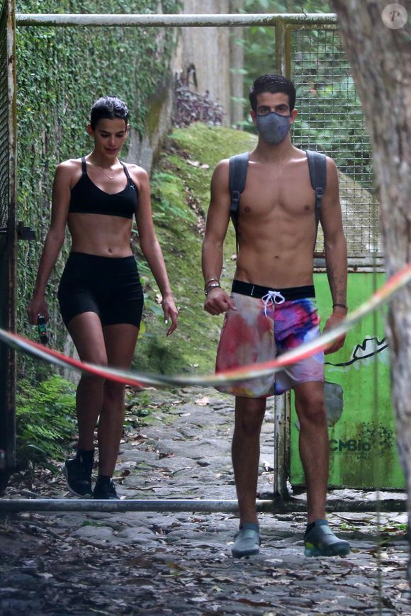 "Eu acho que cada um tem sua vida. Que seja feliz, solteira ou namorando. Tem que estar feliz", disse Enzo Celulari