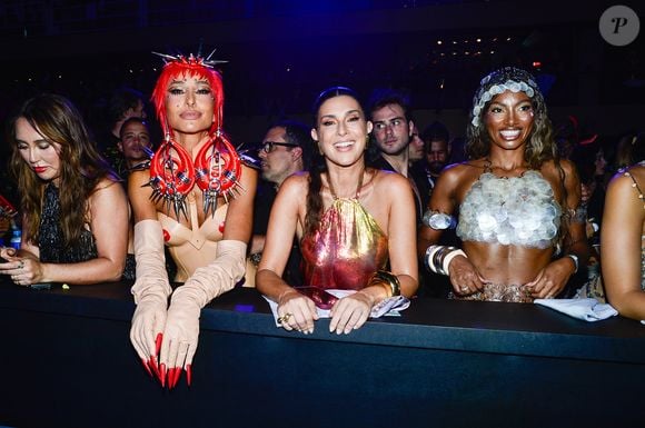 Sabrina Sato se diverte na Sapucaí ao lado de Fernanda Paes Leme