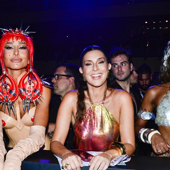 Sabrina Sato se diverte na Sapucaí ao lado de Fernanda Paes Leme