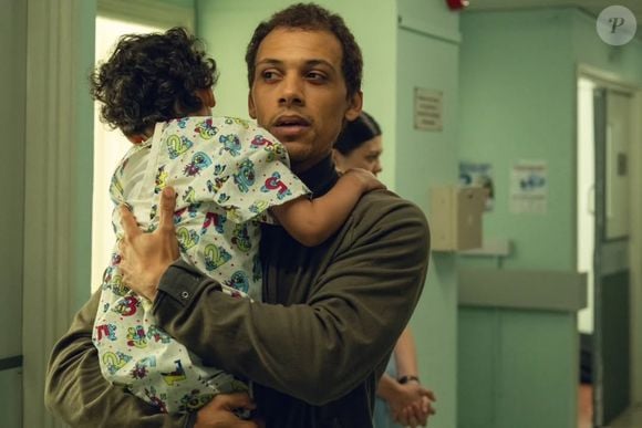 Bolger vive André Hanscombe, enquanto o jovem ator Jahsaiah Williams dá vida a Alex Hanscombe ainda criança, retratando os desdobramentos da tragédia que abalou o Reino Unido em 1992