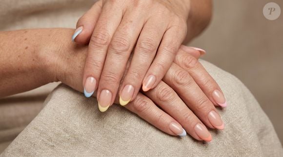 A tradicional francesinha ganha uma versão colorida ao reunir tons pastel como azul-bebê, amarelo manteiga, coral e rosa. O resultado é uma manicure delicada, original e com uma clara inspiração na primavera