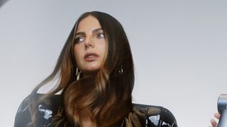 O que é ser WAG? Poliglota e formada em Relações Internacionais, Kelly Piquet ressignifica o termo: 'Direito de escrever a própria narrativa'