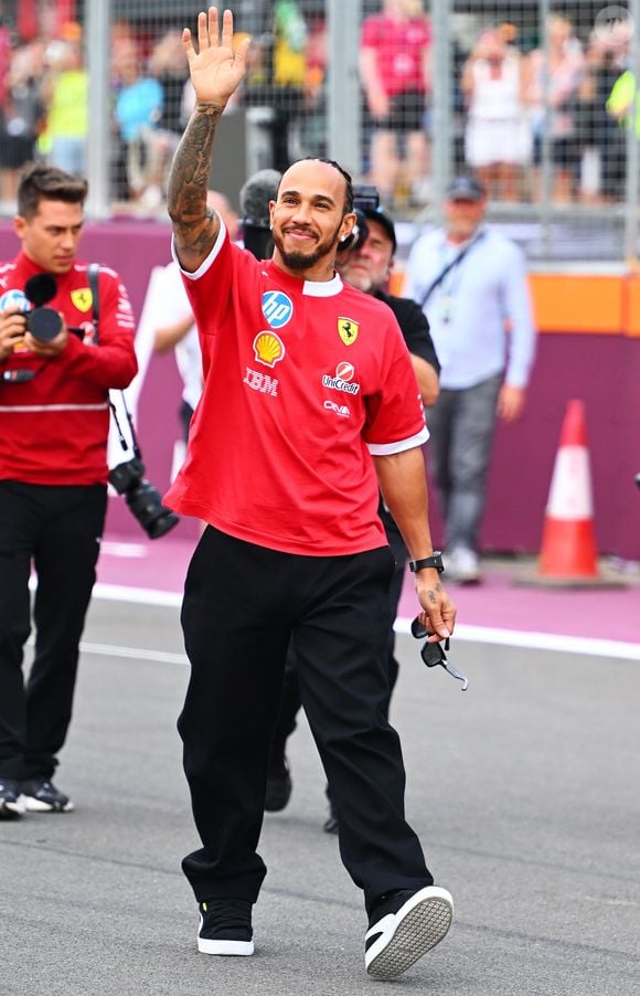 Nos tempos livres, Lewis Hamilton gosta de desconectar, mas ainda assim é fã de esportes radicais, como o esqui e o salto de paraquedas