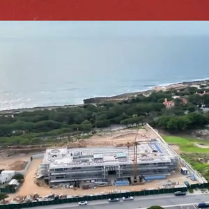 Segundo informações divulgadas sobre a nova mansão de Cristiano Ronaldo em Portugal, a propriedade contará com piscinas interna e externa, spa privativo completo, academia de última geração, cinema particular e jardins assinados em um projeto luxuoso voltado para o Oceano Atlântico