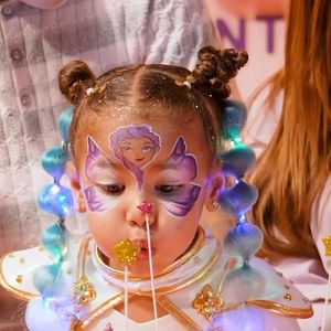 Entre palco, doces, oficinas, brinquedos e atrações de K-pop, a festa de Mavie reuniu tudo para transformar o aniversário de 3 anos em uma grande produção; na imagem, sua irmã mais nova, Mel