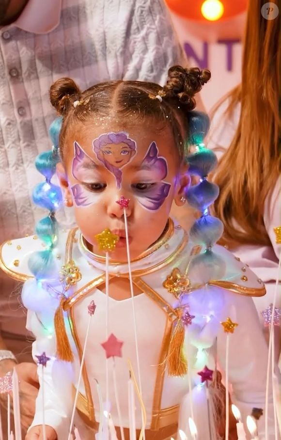 Entre palco, doces, oficinas, brinquedos e atrações de K-pop, a festa de Mavie reuniu tudo para transformar o aniversário de 3 anos em uma grande produção; na imagem, sua irmã mais nova, Mel